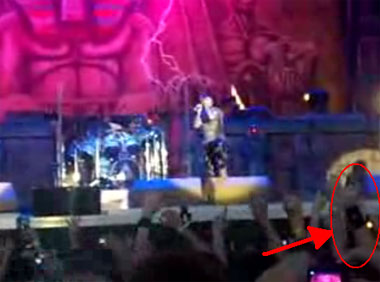 Iron Maiden Warszawa ręka blisko sceny